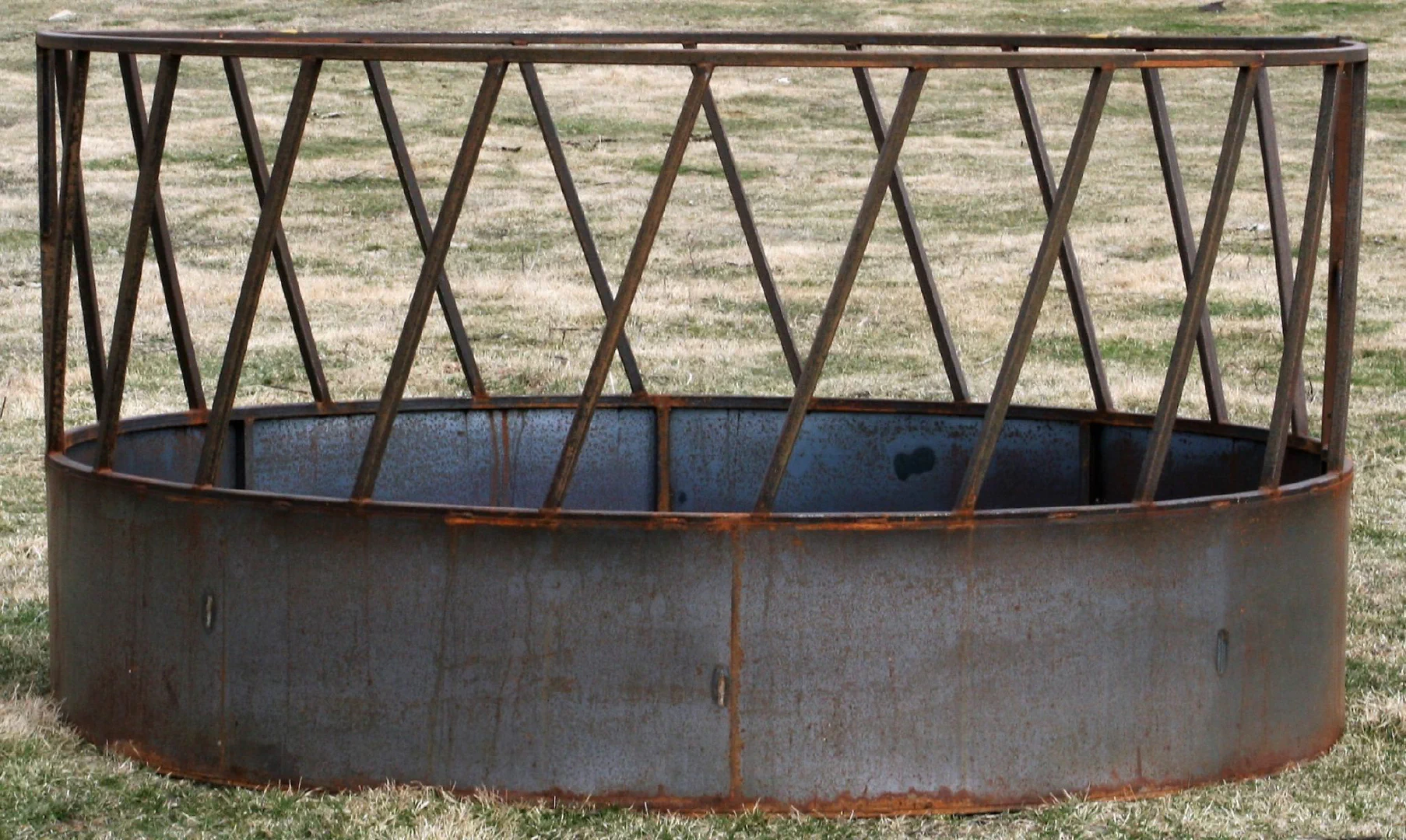 /img/realtuff/balefeeder-skirted.jpg