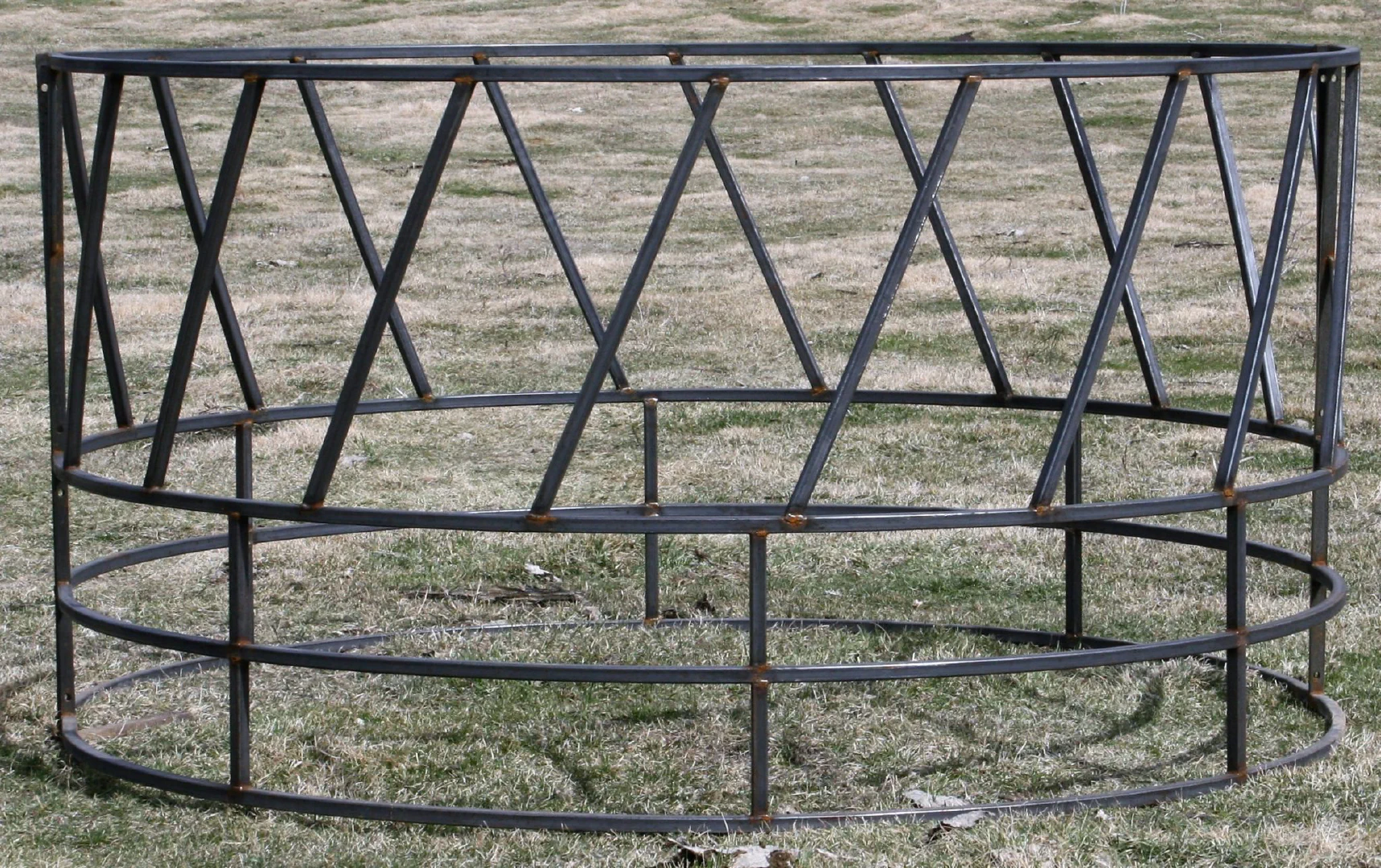 /img/realtuff/balefeeder.jpg